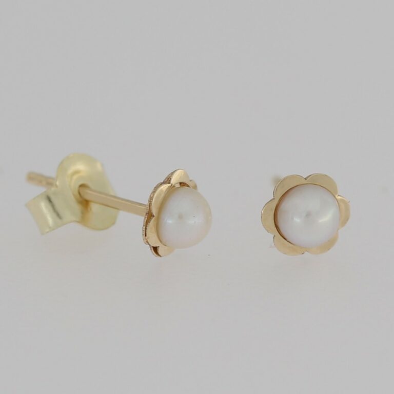 9CT Gold Pearl Petal Stud